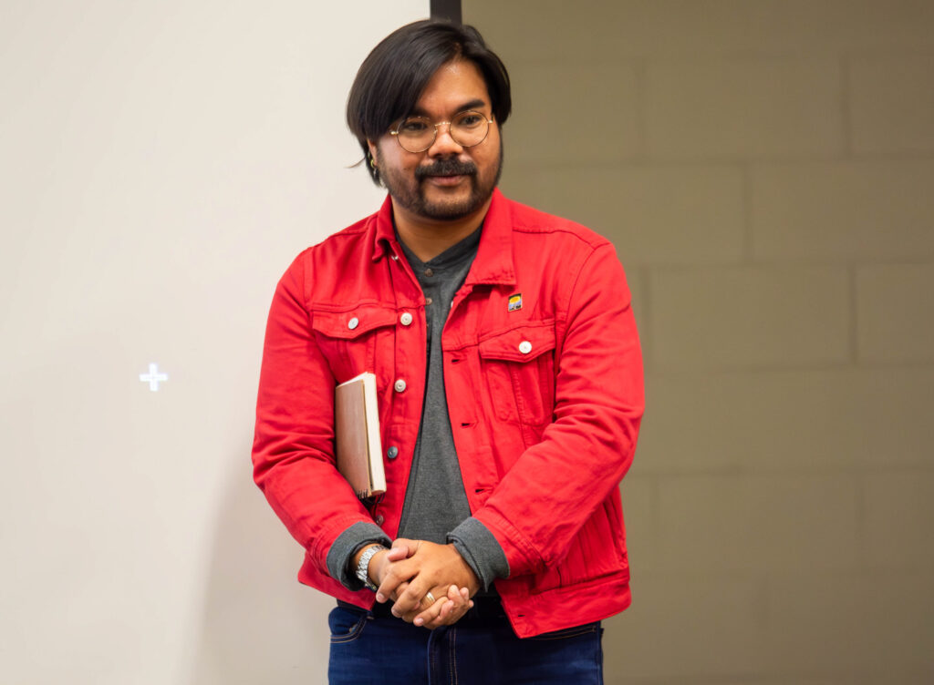 El ilustrador de libros, Dave Valeza, hace una presentación a los alumnos de quinto curso de Timberline PK8